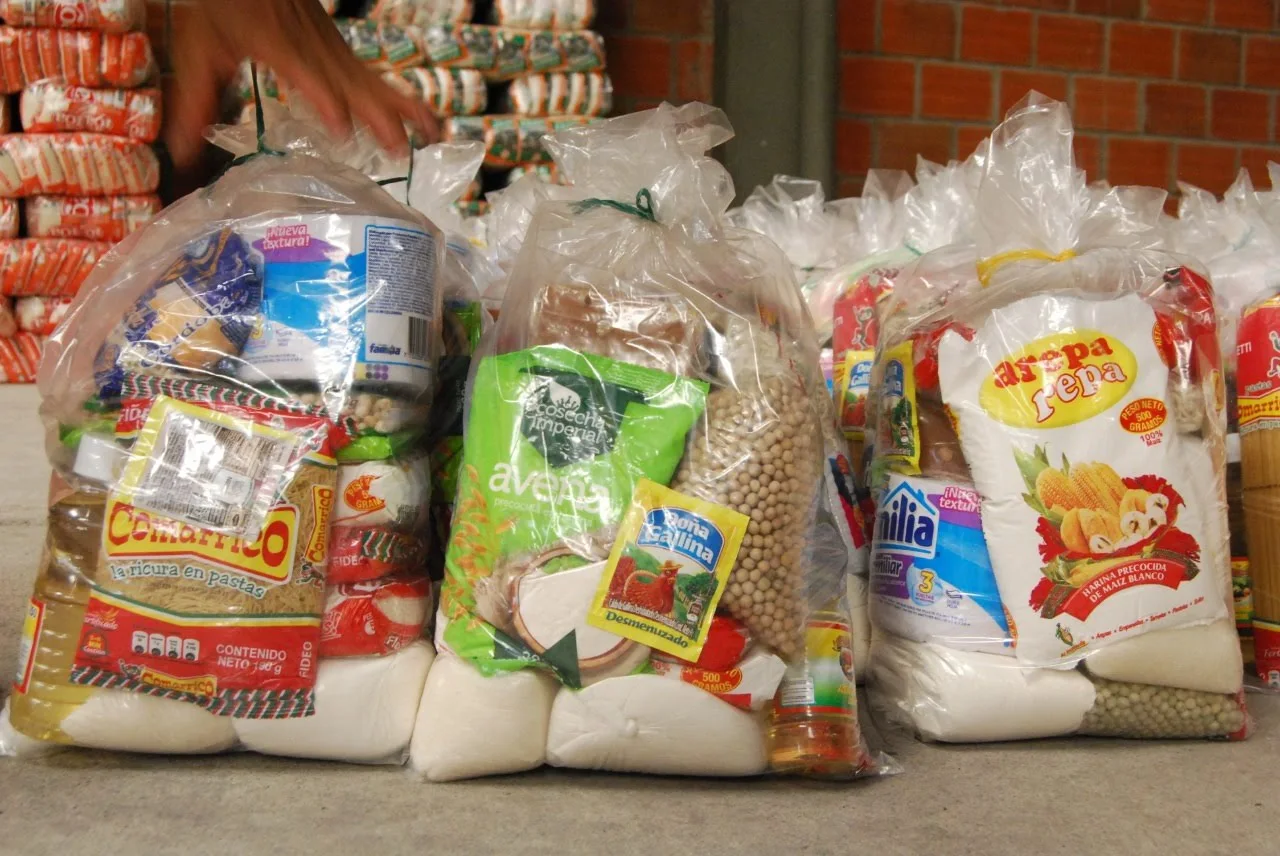 Voluntarios de Corag organizando mercados antes de una entrega
